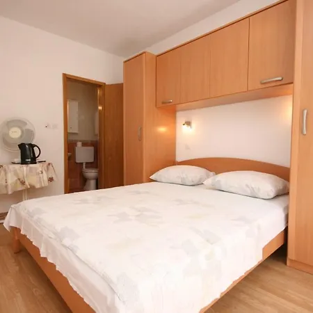 Studio 6827j